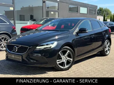 Gebraucht Volvo V40 Momentum 122 PS (89 kW) 2018 Schwarz Limousine