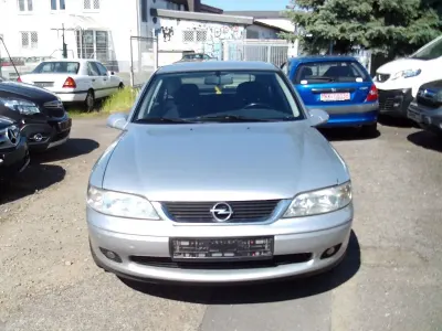 Używany Opel Vectra Edition 101 KM (74 kW) 1999 Srebrny Sedan/Limuzyna