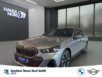 Neu BMW 550e Performance 489 PS (359 kW) 2026 Grau Kombi