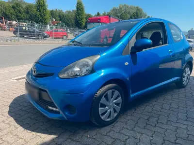 Gebraucht Toyota Aygo 68 PS (50 kW) 2012 Blau Kleinwagen
