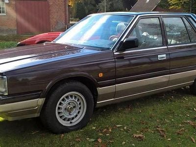 Begagnad Nissan Laurel 84 HK (61 kW) 1987 Brun Sedan