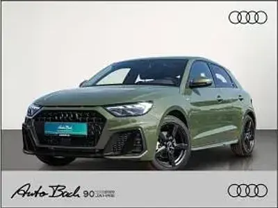 Neu Audi A1 116 PS (85 kW) 2026 Grün (distriktgrün metallic) SUV