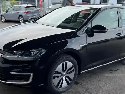 Gebraucht VW e-Golf 100 kW (136 PS) 2020 Schwarz Kleinwagen