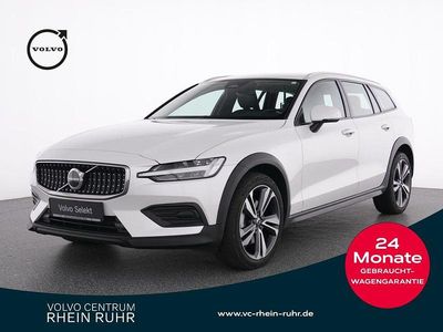 Crystal white pearl / metallic Gebraucht 2023 Volvo V60 CC Plus Kombi | 34.850 € (Guter Preis)
