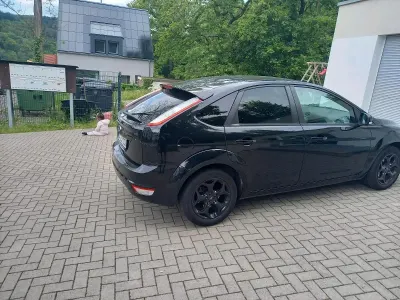 Gebraucht Ford Focus 101 PS (74 kW) 2011 Schwarz Kleinwagen
