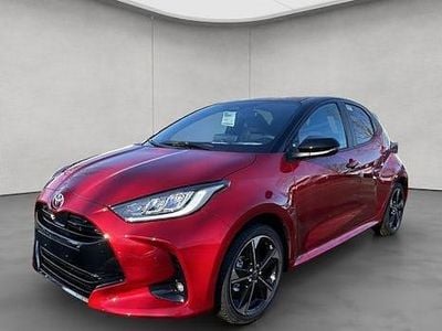Neu Toyota Yaris Hybrid Plus 131 PS (96 kW) 2025 Rot Limousine