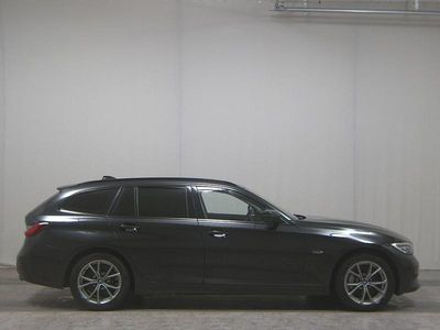 Schwarz Gebraucht 2021 BMW 330e Sport Line Kombi | 19.480 € (Guter Preis)