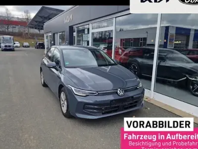 Używany VW Golf VIII Life 150 KM (110 kW) 2025 Szary Sedan/Limuzyna