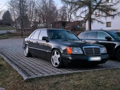 Gebraucht Mercedes E300 220 PS (161 kW) 1990 Schwarz Limousine