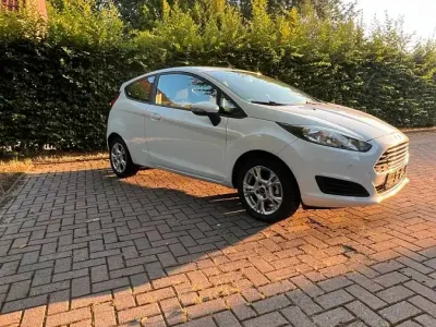 Gebraucht Ford Fiesta 125 PS (91 kW) 2014 Weiß Kleinwagen