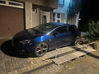 Gebraucht Opel Astra GTC 165 PS (121 kW) 2015 Blau Coupé