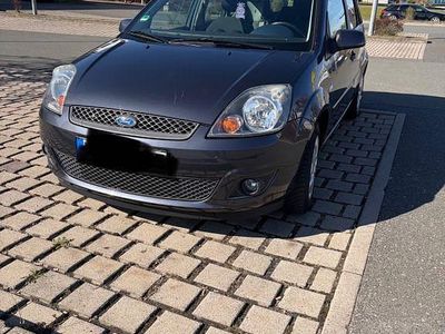 Gebraucht Ford Fiesta Ambiente 80 PS (58 kW) 2008 Grau Kleinwagen