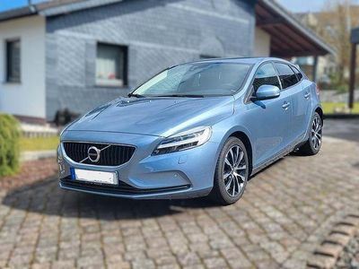 Gebraucht Volvo V40 Momentum 150 PS (110 kW) 2019 Blau Limousine