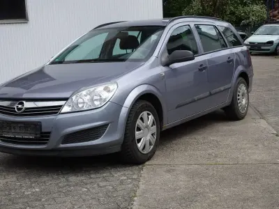 Używany Opel Astra Selection 116 KM (85 kW) 2009 Niebieski Sedan/Limuzyna