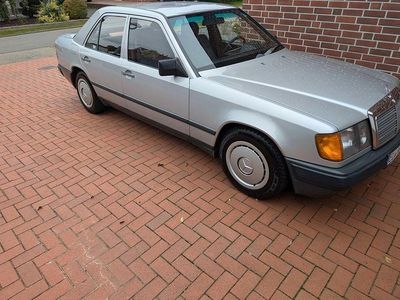 Gebraucht Mercedes E230 132 PS (97 kW) 1989 Silber Limousine