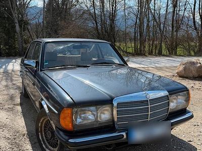 Second-hand Mercedes E230 136 CP (100 kW) 1984 Albastru Berlinǎ