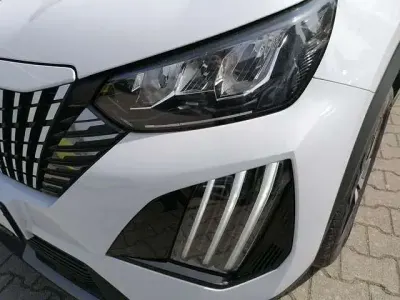 Gebraucht Peugeot 2008 Allure 131 PS (96 kW) 2024 Weiß metallic SUV