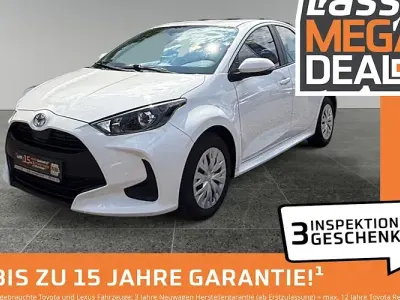 Gebraucht Toyota Yaris Basis 72 PS (52 kW) 2022 Schneeweiß Kleinwagen
