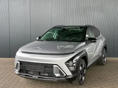 Neu Hyundai Kona Comfort 170 PS (125 kW) 2025 Silber (shimmering silver / dach schwarz) SUV
