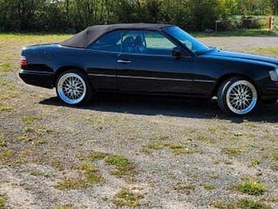 Second-hand Mercedes E320 220 CP (161 kW) 1993 Negru Cabrio
