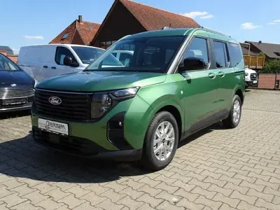 Neu Ford Tourneo Courier Titanium 125 PS (91 kW) 2026 Grün Van / Kleinbus