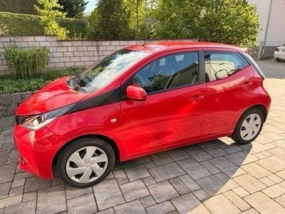 Gebraucht Toyota Aygo 69 PS (50 kW) 2016 Rot Kleinwagen