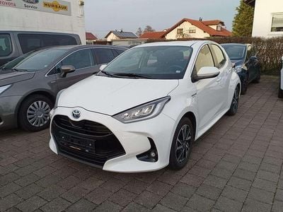 Weiß Gebraucht 2021 Toyota Yaris Hybrid Club Limousine | 18.489 € (Fairer Preis)