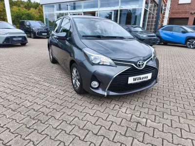 Gebraucht Toyota Yaris Comfort 101 PS (74 kW) 2015 Grau Kleinwagen