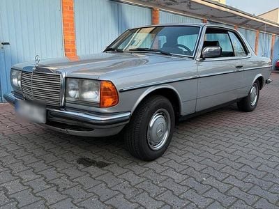 Gebraucht Mercedes 230 136 PS (100 kW) 1980 Silber Coupé
