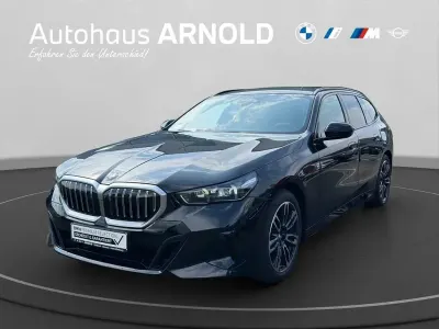 Gebraucht BMW 520 M Sport 197 PS (144 kW) 2026 Saphirschwarz Kombi