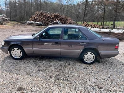 Używany Mercedes E200 135 KM (99 kW) 1994 Szary Sedan/Limuzyna