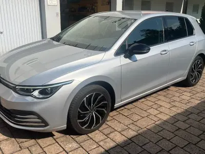 Gebraucht VW Golf VIII Active 150 PS (110 kW) 2022 Silber Limousine
