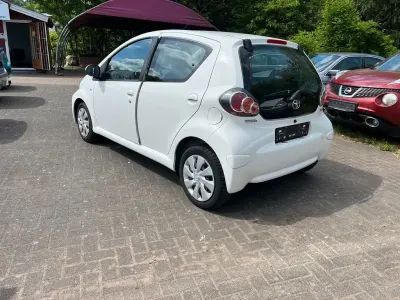Gebraucht Toyota Aygo Cool 68 PS (50 kW) 2012 Weiß Kleinwagen