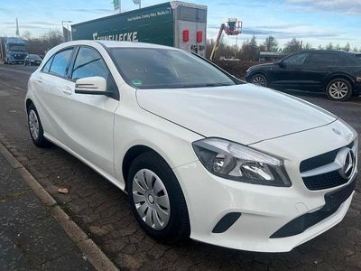 Gebraucht Mercedes A180 109 PS (80 kW) 2016 Weiß Limousine