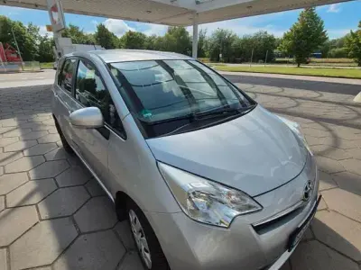 Gebraucht Toyota Verso-S Life 99 PS (72 kW) 2011 Silber Van / Kleinbus