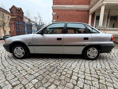 Gebraucht Opel Astra 70 PS (51 kW) 1993 Silber Limousine