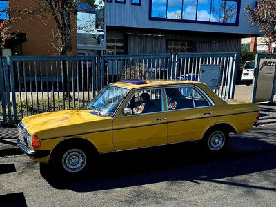 Usata Mercedes 200 109 CV (80 kW) 1983 Giallo Berlina