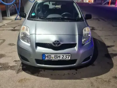 Gebraucht Toyota Yaris Basis 69 PS (50 kW) 2010 Grau Kleinwagen