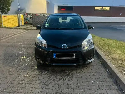Gebraucht Toyota Yaris Hybrid 75 PS (55 kW) 2012 Schwarz Kleinwagen