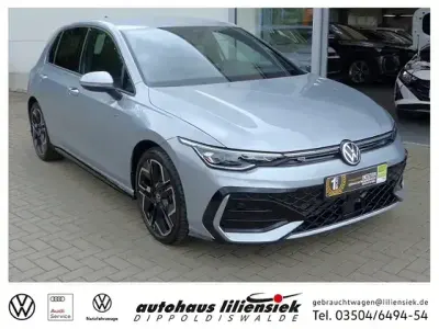 Używany VW Golf VIII R-line 150 KM (110 kW) 2025 Srebrny Sedan/Limuzyna