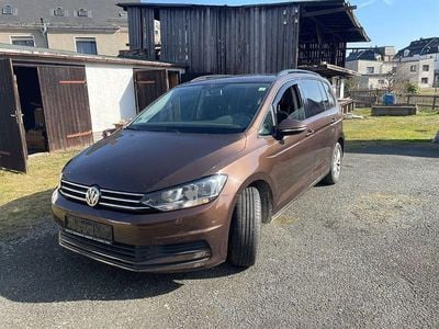 Gebraucht VW Touran Comfortline 150 PS (110 kW) 2016 Braun Van / Kleinbus