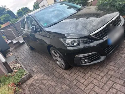 Gebraucht Peugeot 308 Allure 131 PS (96 kW) 2018 Schwarz Kombi
