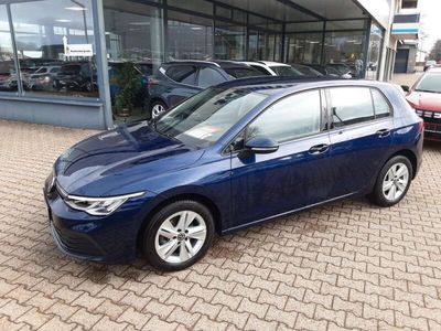 Gebraucht VW Golf VIII Life 131 PS (96 kW) 2024 Atlantic blue metallic (metallic) Limousine