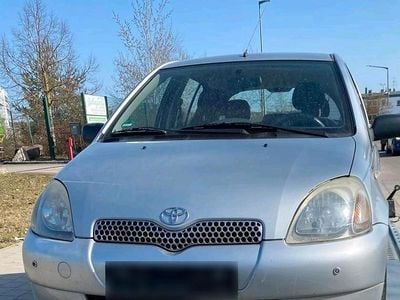 Usata Toyota Yaris 86 CV (63 kW) 2002 Argento Utilitaria