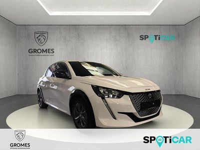 Gebraucht Peugeot e-208 Allure 100 kW (136 PS) 2023 Weiß Kleinwagen