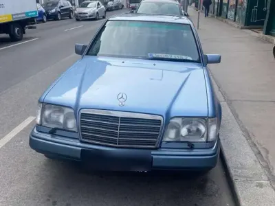 Gebraucht Mercedes E220 150 PS (110 kW) 1995 Blau Limousine