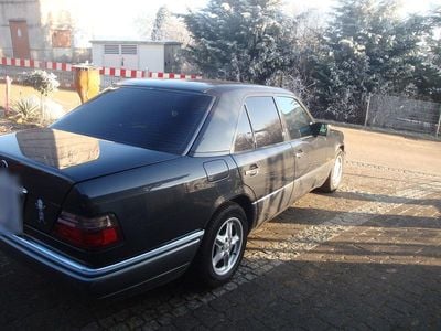 Second-hand Mercedes E280 190 CP (139 kW) 1995 Negru Berlinǎ