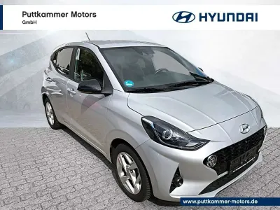 Gebraucht Hyundai i10 GO! 67 PS (49 kW) 2023 Sleek silver metallic Kleinwagen