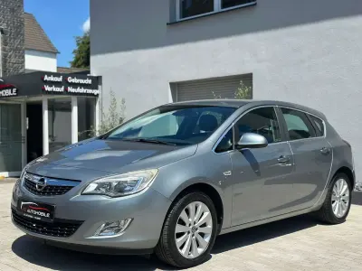 Gebraucht Opel Astra Innovation 101 PS (74 kW) 2011 Silbersee/perl silber (m2) Limousine