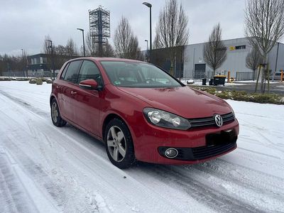 Gebraucht VW Golf VI 105 PS (77 kW) 2010 Rot Kleinwagen